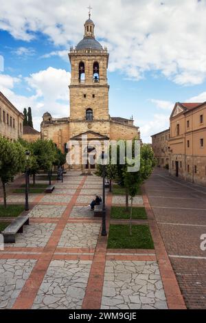 Ciudad Rodrigo, Spanien - 10. Juni 2023: Blick auf den Herrasti-Platz in Ciudad Rodrigo, Spanien, mit der Hauptfassade der Kathedrale Santa Maria. Stockfoto