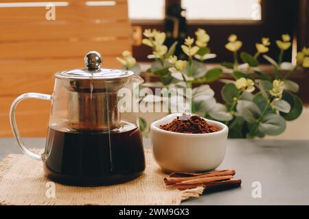Schwarzer Kaffee und Zimtstangen. Aromatischer Kaffee aus frisch gemahlenem Kaffeesatz. Stockfoto