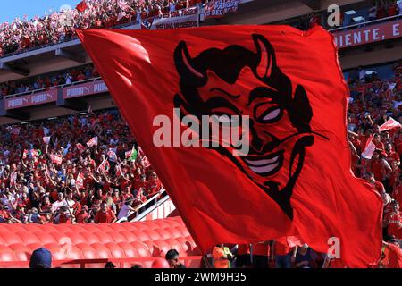 Buenos Aires, Argentinien. Februar 2024. Anhänger von Independiente während des Spiels der 7. Runde der argentinischen Liga Profesional de Fútbol im Ricardo Bochini Stadion ( Credit: Néstor J. Beremblum/Alamy Live News) Stockfoto