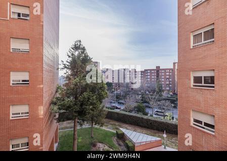 Entwicklung städtischer Wohngebäude mit Doppelgebäuden und Gärten mit Bäumen in Gemeinschaftsbereichen Stockfoto
