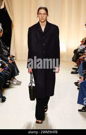 Mailand, Italien. Februar 2024. BALLY Herbst/Winter 2024 Runway während der Milan Fashion Week am 2024. Februar - Mailand, Italien 24/02/2024 Credit: dpa/Alamy Live News Stockfoto