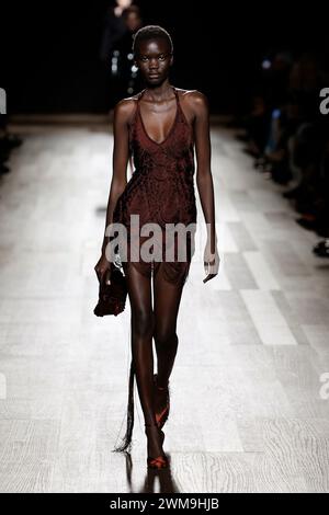 Mailand, Italien. Februar 2024. FERRAGAMO Herbst/Winter 2024 Runway während der Milan Fashion Week am 2024. Februar - Mailand, Italien 24/02/2024 Credit: dpa/Alamy Live News Stockfoto