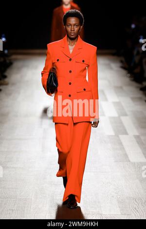 Mailand, Italien. Februar 2024. FERRAGAMO Herbst/Winter 2024 Runway während der Milan Fashion Week am 2024. Februar - Mailand, Italien 24/02/2024 Credit: dpa/Alamy Live News Stockfoto
