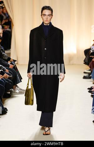 Mailand, Italien. Februar 2024. BALLY Herbst/Winter 2024 Runway während der Milan Fashion Week am 2024. Februar - Mailand, Italien 24/02/2024 Credit: dpa/Alamy Live News Stockfoto