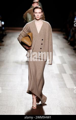 Mailand, Italien. Februar 2024. FERRAGAMO Herbst/Winter 2024 Runway während der Milan Fashion Week am 2024. Februar - Mailand, Italien 24/02/2024 Credit: dpa/Alamy Live News Stockfoto