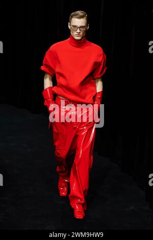 Mailand, Italien. Februar 2024. FERRARI Herbst/Winter 2024 Runway während der Milan Fashion Week am 2024. Februar - Mailand, Italien 24/02/2024 Credit: dpa/Alamy Live News Stockfoto
