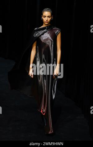 Mailand, Italien. Februar 2024. FERRARI Herbst/Winter 2024 Runway während der Milan Fashion Week am 2024. Februar - Mailand, Italien 24/02/2024 Credit: dpa/Alamy Live News Stockfoto