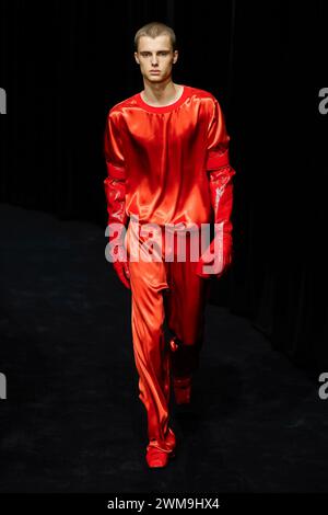 Mailand, Italien. Februar 2024. FERRARI Herbst/Winter 2024 Runway während der Milan Fashion Week am 2024. Februar - Mailand, Italien 24/02/2024 Credit: dpa/Alamy Live News Stockfoto