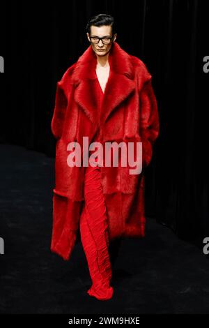 Mailand, Italien. Februar 2024. FERRARI Herbst/Winter 2024 Runway während der Milan Fashion Week am 2024. Februar - Mailand, Italien 24/02/2024 Credit: dpa/Alamy Live News Stockfoto