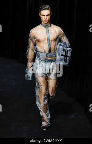 Mailand, Italien. Februar 2024. FERRARI Herbst/Winter 2024 Runway während der Milan Fashion Week am 2024. Februar - Mailand, Italien 24/02/2024 Credit: dpa/Alamy Live News Stockfoto