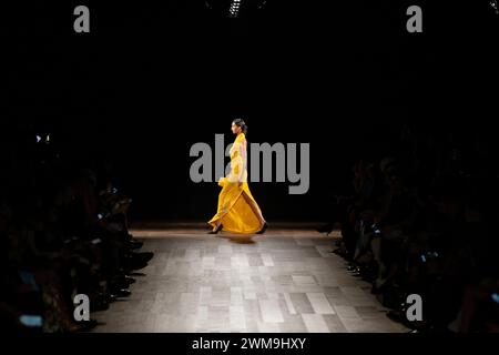 Mailand, Italien. Februar 2024. FERRAGAMO Herbst/Winter 2024 Runway während der Milan Fashion Week am 2024. Februar - Mailand, Italien 24/02/2024 Credit: dpa/Alamy Live News Stockfoto