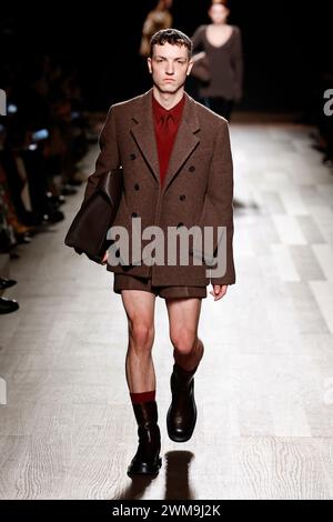 Mailand, Italien. Februar 2024. FERRAGAMO Herbst/Winter 2024 Runway während der Milan Fashion Week am 2024. Februar - Mailand, Italien 24/02/2024 Credit: dpa/Alamy Live News Stockfoto