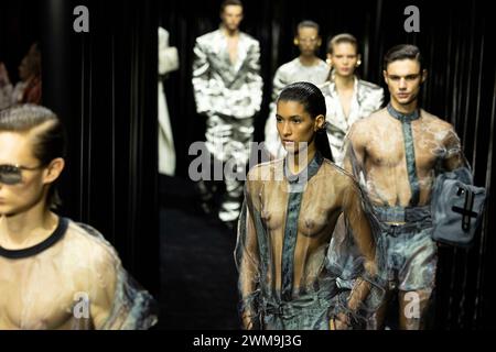 Mailand, Italien. Februar 2024. FERRARI Herbst/Winter 2024 Runway während der Milan Fashion Week am 2024. Februar - Mailand, Italien 24/02/2024 Credit: dpa/Alamy Live News Stockfoto