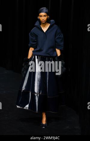 Mailand, Italien. Februar 2024. FERRARI Herbst/Winter 2024 Runway während der Milan Fashion Week am 2024. Februar - Mailand, Italien 24/02/2024 Credit: dpa/Alamy Live News Stockfoto