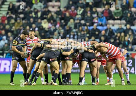 Wigan, Großbritannien. Februar 2024. Die beiden Teams bilden einen Scrum, während des World Club Challenge Matches Wigan Warriors gegen Penrith Panthers 2024 im DW Stadium, Wigan, Vereinigtes Königreich, 24. Februar 2024 (Foto: Cody Froggatt/News Images) in Wigan, Vereinigtes Königreich am 24. Februar 2024. (Foto: Cody Froggatt/News Images/SIPA USA) Credit: SIPA USA/Alamy Live News Stockfoto