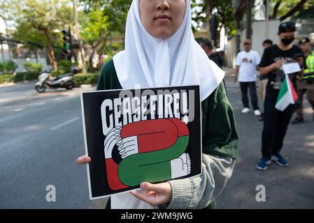 Bangkok, Bangkok, Thailand. Februar 2024. Die palästinensische Solidaritätskampagne (PSK) Thailand und palästinensische Unterstützer versammelten sich vor der Botschaft der Vereinigten Staaten von Amerika, Bangkok Thailand. Am Samstag, den 24. Februar 2024. Um einen Waffenstillstand im Gazastreifen zu fordern, die Vereinigten Staaten aufzufordern, die militärische Unterstützung für die israelische Regierung einzustellen, die illegale Besetzung der palästinensischen Gebiete zu stoppen. Und im Gegensatz zu den Resolutionen der Vereinten Nationen des Staates Israel und die Rettung von Geiseln, die noch in Haft sind. (Bild: © Teera Noisakran/Pacific Press via ZUMA Press Wire) Stockfoto