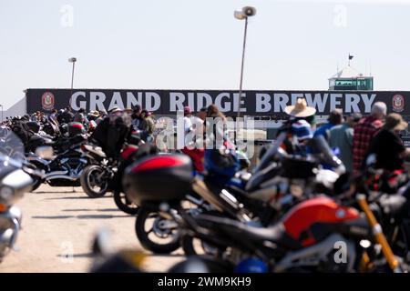 Phillip Island, Australien, 25. Februar 2024. Fans werden mit ihren Motorrädern bei den australischen Motul FIM World Superbike Championships am 25. Februar 2024 auf dem Phillip Island Grand Prix Circuit in Phillip Island, Australien, gesehen. Quelle: Dave Hewison/Speed Media/Alamy Live News Stockfoto