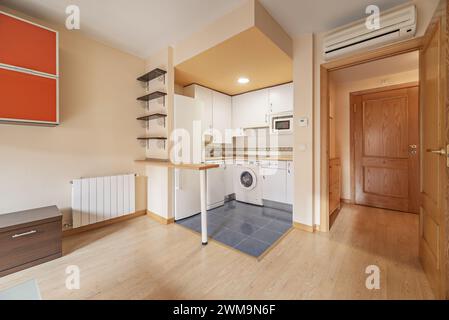 Möblierte Küche offen zum Loft-Stil Wohnzimmer eines Wohnhauses Stockfoto