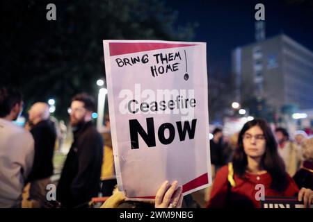 Tel Aviv, Israel. Februar 2024. Die Menschen nehmen am 24. Februar 2024 in Tel Aviv, Israel, an einer Protestkundgebung gegen den Krieg in Gaza Teil und rufen zu einem Waffenstillstand auf. Quelle: Jamal Awad/Xinhua/Alamy Live News Stockfoto