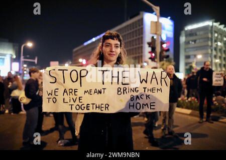 Tel Aviv, Israel. Februar 2024. Während einer Protestkundgebung gegen den Krieg im Gazastreifen hält eine Frau am 24. Februar 2024 in Tel Aviv, Israel, ein Schild mit der Bitte um einen Waffenstillstand. Quelle: Jamal Awad/Xinhua/Alamy Live News Stockfoto