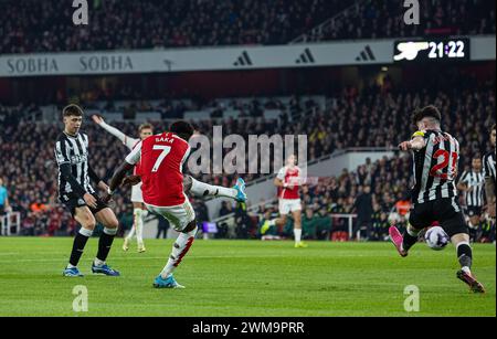 (240225) -- LONDON, 25. Februar 2024 (Xinhua) -- Bukayo Saka von Arsenal erzielte das dritte Tor während des englischen Premier League-Spiels zwischen Arsenal und Newcastle United in London, Großbritannien, 24. Februar 2024. (XINHUA) NUR FÜR REDAKTIONELLE ZWECKE. NICHT ZUM VERKAUF FÜR MARKETING- ODER WERBEKAMPAGNEN. KEINE VERWENDUNG MIT NICHT AUTORISIERTEN AUDIO-, VIDEO-, DATEN-, REGALLISTEN, CLUB-/LEAGUE-LOGOS ODER LIVE-DIENSTEN. ONLINE-IN-MATCH-NUTZUNG AUF 45 BILDER BESCHRÄNKT, KEINE VIDETEMULATION. KEINE VERWENDUNG BEI WETTEN, SPIELEN ODER PUBLIKATIONEN FÜR EINZELNE CLUBS/LIGA/SPIELER. Stockfoto