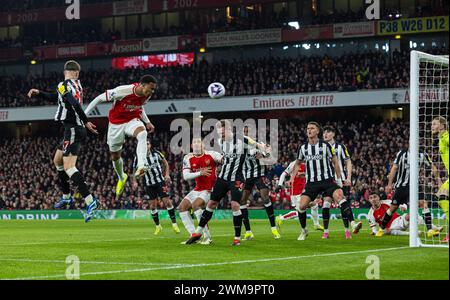 (240225) -- LONDON, 25. Februar 2024 (Xinhua) -- Gabriel Magalhaes (2. L) von Arsenal führt den Ball an, der während des englischen Premier League-Spiels zwischen Arsenal und Newcastle United am 24. Februar 2024 in London schießen soll. (XINHUA) NUR FÜR REDAKTIONELLE ZWECKE. NICHT ZUM VERKAUF FÜR MARKETING- ODER WERBEKAMPAGNEN. KEINE VERWENDUNG MIT NICHT AUTORISIERTEN AUDIO-, VIDEO-, DATEN-, REGALLISTEN, CLUB-/LEAGUE-LOGOS ODER LIVE-DIENSTEN. ONLINE-IN-MATCH-NUTZUNG AUF 45 BILDER BESCHRÄNKT, KEINE VIDETEMULATION. KEINE VERWENDUNG BEI WETTEN, SPIELEN ODER PUBLIKATIONEN FÜR EINZELNE CLUBS/LIGA/SPIELER. Stockfoto