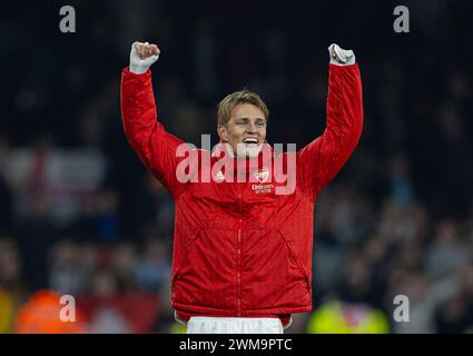 (240225) -- LONDON, 25. Februar 2024 (Xinhua) -- Arsenals Kapitän Martin Odegaard feiert nach dem Spiel der englischen Premier League zwischen Arsenal und Newcastle United in London, Großbritannien, 24. Februar 2024. (XINHUA) NUR FÜR REDAKTIONELLE ZWECKE. NICHT ZUM VERKAUF FÜR MARKETING- ODER WERBEKAMPAGNEN. KEINE VERWENDUNG MIT NICHT AUTORISIERTEN AUDIO-, VIDEO-, DATEN-, REGALLISTEN, CLUB-/LEAGUE-LOGOS ODER LIVE-DIENSTEN. ONLINE-IN-MATCH-NUTZUNG AUF 45 BILDER BESCHRÄNKT, KEINE VIDETEMULATION. KEINE VERWENDUNG BEI WETTEN, SPIELEN ODER PUBLIKATIONEN FÜR EINZELNE CLUBS/LIGA/SPIELER. Stockfoto