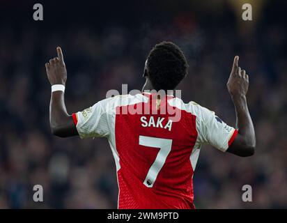 (240225) -- LONDON, 25. Februar 2024 (Xinhua) -- Arsenals Bukayo Saka feiert, nachdem er das dritte Tor während des englischen Premier League-Spiels zwischen Arsenal und Newcastle United am 24. Februar 2024 in London erzielte. (XINHUA) NUR FÜR REDAKTIONELLE ZWECKE. NICHT ZUM VERKAUF FÜR MARKETING- ODER WERBEKAMPAGNEN. KEINE VERWENDUNG MIT NICHT AUTORISIERTEN AUDIO-, VIDEO-, DATEN-, REGALLISTEN, CLUB-/LEAGUE-LOGOS ODER LIVE-DIENSTEN. ONLINE-IN-MATCH-NUTZUNG AUF 45 BILDER BESCHRÄNKT, KEINE VIDETEMULATION. KEINE VERWENDUNG BEI WETTEN, SPIELEN ODER PUBLIKATIONEN FÜR EINZELNE CLUBS/LIGA/SPIELER. Stockfoto