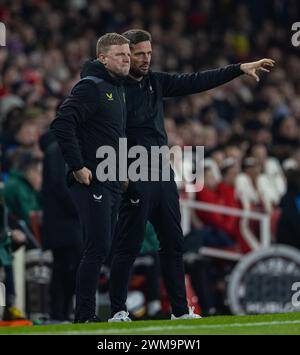 (240225) – LONDON, 25. Februar 2024 (Xinhua) – Eddie Howe (L) von Newcastle United spricht mit seinem Assistenten Jason Tindall während des englischen Premier League-Spiels zwischen Arsenal und Newcastle United am 24. Februar 2024 in London. (XINHUA) NUR FÜR REDAKTIONELLE ZWECKE. NICHT ZUM VERKAUF FÜR MARKETING- ODER WERBEKAMPAGNEN. KEINE VERWENDUNG MIT NICHT AUTORISIERTEN AUDIO-, VIDEO-, DATEN-, REGALLISTEN, CLUB-/LEAGUE-LOGOS ODER LIVE-DIENSTEN. ONLINE-IN-MATCH-NUTZUNG AUF 45 BILDER BESCHRÄNKT, KEINE VIDETEMULATION. KEINE VERWENDUNG BEI WETTEN, SPIELEN ODER PUBLIKATIONEN FÜR EINZELNE CLUBS/LIGA/SPIELER. Stockfoto