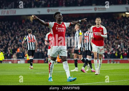 (240225) -- LONDON, 25. Februar 2024 (Xinhua) -- Arsenals Bukayo Saka feiert, nachdem er das dritte Tor während des englischen Premier League-Spiels zwischen Arsenal und Newcastle United am 24. Februar 2024 in London erzielte. (XINHUA) NUR FÜR REDAKTIONELLE ZWECKE. NICHT ZUM VERKAUF FÜR MARKETING- ODER WERBEKAMPAGNEN. KEINE VERWENDUNG MIT NICHT AUTORISIERTEN AUDIO-, VIDEO-, DATEN-, REGALLISTEN, CLUB-/LEAGUE-LOGOS ODER LIVE-DIENSTEN. ONLINE-IN-MATCH-NUTZUNG AUF 45 BILDER BESCHRÄNKT, KEINE VIDETEMULATION. KEINE VERWENDUNG BEI WETTEN, SPIELEN ODER PUBLIKATIONEN FÜR EINZELNE CLUBS/LIGA/SPIELER. Stockfoto