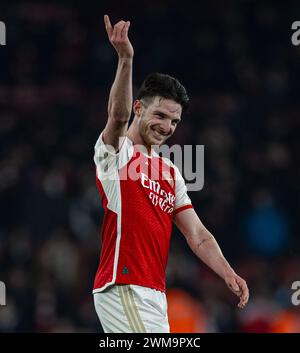 (240225) -- LONDON, 25. Februar 2024 (Xinhua) -- Arsenals Declan Rice feiert nach dem englischen Premier League Spiel zwischen Arsenal und Newcastle United in London, Großbritannien, 24. Februar 2024. (XINHUA) NUR FÜR REDAKTIONELLE ZWECKE. NICHT ZUM VERKAUF FÜR MARKETING- ODER WERBEKAMPAGNEN. KEINE VERWENDUNG MIT NICHT AUTORISIERTEN AUDIO-, VIDEO-, DATEN-, REGALLISTEN, CLUB-/LEAGUE-LOGOS ODER LIVE-DIENSTEN. ONLINE-IN-MATCH-NUTZUNG AUF 45 BILDER BESCHRÄNKT, KEINE VIDETEMULATION. KEINE VERWENDUNG BEI WETTEN, SPIELEN ODER PUBLIKATIONEN FÜR EINZELNE CLUBS/LIGA/SPIELER. Stockfoto