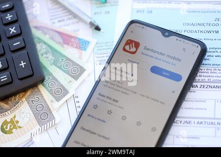 TERNOPIL, UKRAINE - 3. AUGUST 2023 Santander Bank Anwendung auf dem Bildschirm der Anzeige auf einem modernen Smartphone. Offizielle App der berühmten polnischen Bank Stockfoto