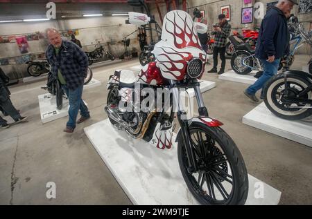 Vancouver, Kanada. Februar 2024. Während der Ace Moto Show am 24. Februar 2024 in Vancouver, British Columbia, Kanada, werden maßgeschneiderte Motorräder angesehen. Die Veranstaltung fand hier vom 24. Bis 25. Februar statt. Quelle: Liang Sen/Xinhua/Alamy Live News Stockfoto