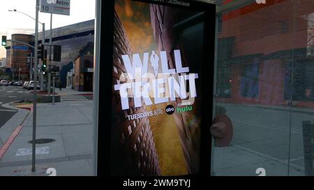 Los Angeles, Kalifornien, USA 23. Februar 2024 Ramon Rodriguez will Trent Bus hält am 23. Februar 2024 in Los Angeles, Kalifornien, USA an der Melrose Avenue. Foto: Barry King/Alamy Stock Photo Stockfoto