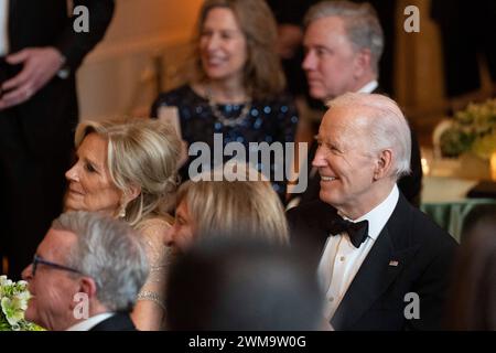 Washington, Usa. Februar 2024. US-Präsident Joe Biden empfängt Gouverneure und ihre Ehepartner zur Unterhaltung im Weißen Haus in Washington, DC, während der Jahrestagung der National Governors Association am 24. Februar 2024. Credit: Chris Kleponis/Pool über CNP Credit: Abaca Press/Alamy Live News Stockfoto