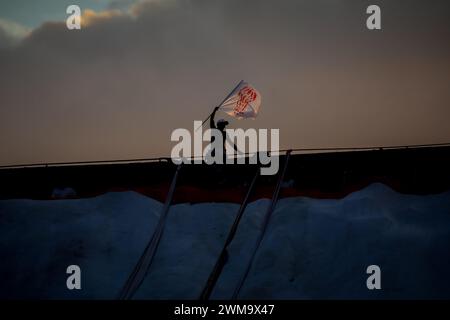 Buenos Aires, Buenos Aires, Argentinien. Februar 2024. Huracan-Fan, der während des Spiels zwischen Huracan und San Lorenzo als Teil der Copa de la Liga Argentina de Futbol im Tomas A. Duco Stadium am 24. Februar 2024 in Buenos Aires, Argentinien (Credit Image: © Roberto Tuero/ZUMA Press Wire) gesehen wurde. Nicht für kommerzielle ZWECKE! Stockfoto