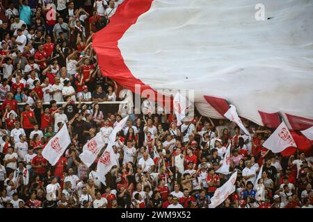 Buenos Aires, Buenos Aires, Argentinien. Februar 2024. Huracan-Fans, die während des Spiels zwischen Huracan und San Lorenzo als Teil der Copa de la Liga Argentina de Futbol im Tomas A. Duco Stadium am 24. Februar 2024 in Buenos Aires, Argentinien (Credit Image: © Roberto Tuero/ZUMA Press Wire) gesehen wurden. Nicht für kommerzielle ZWECKE! Stockfoto