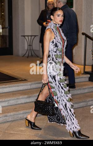 Mailand, Italien. Februar 2024. Bruna Marquezine verlässt ihr Hotel, um am 24. Februar 2024 die Modeschau Bottega Veneta während der Damenkollektion der Milan Fashion Week im Herbst 2024-2025 in Mailand, Italien, zu besuchen. Foto: Marco Piovanotto/ABACAPRESS.COM Credit: Abaca Press/Alamy Live News Stockfoto