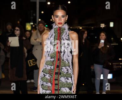 Mailand, Italien. Februar 2024. Bruna Marquezine verlässt ihr Hotel, um am 24. Februar 2024 die Modeschau Bottega Veneta während der Damenkollektion der Milan Fashion Week im Herbst 2024-2025 in Mailand, Italien, zu besuchen. Foto: Marco Piovanotto/ABACAPRESS.COM Credit: Abaca Press/Alamy Live News Stockfoto