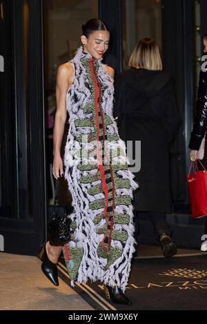 Mailand, Italien. Februar 2024. Bruna Marquezine verlässt ihr Hotel, um am 24. Februar 2024 die Modeschau Bottega Veneta während der Damenkollektion der Milan Fashion Week im Herbst 2024-2025 in Mailand, Italien, zu besuchen. Foto: Marco Piovanotto/ABACAPRESS.COM Credit: Abaca Press/Alamy Live News Stockfoto