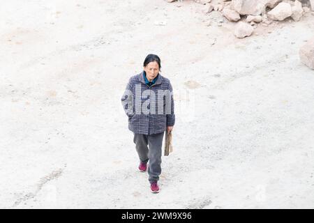 Alte Frau auf der Baustelle Stockfoto