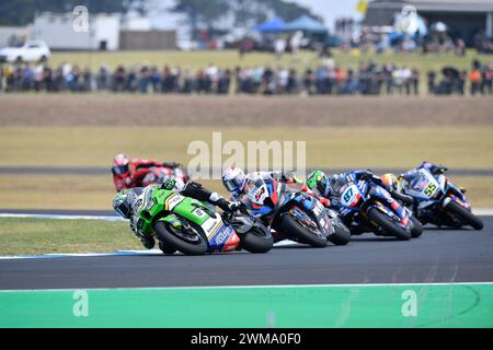 MELBOURNE, AUSTRALIEN. 25. Februar 2024. Alex Lowes (22) aus Großbritannien fährt mit dem Kawasaki ZX-10RR für das Kawasaki Racing Team WorldSBK an der Spitze des Tissot Superpole vor Toprak Razgatlioglu (54) aus der Türkei und fuhr mit dem BMW M1000 RR für das ROKiT BMW Motorrad WorldSBK Team bei der Eröffnungsrunde der Superbike-Weltmeisterschaft 2024 auf dem Phillip Island Circuit. Karl Phillipson/Alamy Live News Stockfoto