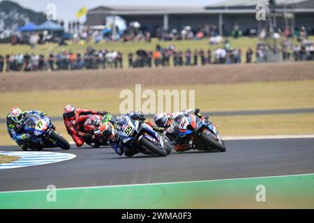 MELBOURNE, AUSTRALIEN. 25. Februar 2024. Andrea Locatelli (55) aus Italien fährt mit der Yamaha YZF R1 für PATA PROMETEON YAMAHA (links) Kopf an Kopf mit Toprak Razgatlioglu (54) aus der Türkei fährt den BMW M1000 RR für das ROKiT BMW Motorrad WorldSBK Team während des Tissot Superpole Race bei der Eröffnungsrunde der Superbike-Weltmeisterschaft 2024 auf Phillip Island Schaltkreis. Karl Phillipson/Alamy Live News Stockfoto