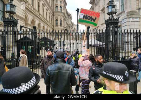 London, UK, 24. Februar 2024. Die kongolesische Diaspora in London veranstaltete einen Protest und marschierte inmitten einer sich verschärfenden humanitären Krise, während sich die Angriffe bewaffneter Gruppen im Osten des Kongo verschärfen und seit Anfang Februar fast 150.000 Menschen vertrieben wurden. Die M23-Rebellen, die von der ruandischen Regierung unterstützt werden sollen, haben mit kongolesischen Kräften zusammengestoßen, was die Spannungen zwischen den beiden Nationen verschärft hat. Quelle: Eleventh Photography/Alamy Live News Stockfoto