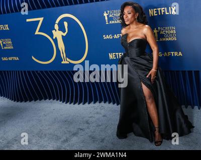 Los Angeles, USA. Februar 2024. Sheryl Lee Ralph geht auf dem roten Teppich bei den Screen Actors Guild Awards, die am Samstag, den 24. Februar 2024, im Shrine Auditorium und in der Expo Hall in Los Angeles, KALIFORNIEN, stattfanden. (Foto: Sthanlee B. Mirador/SIPA USA) Credit: SIPA USA/Alamy Live News Stockfoto