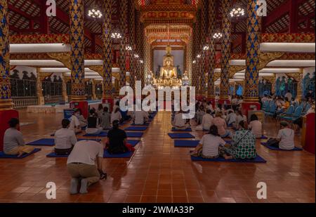 Einheimische Menschen und buddhistische Mönche feiern das Magha Puja Vollmondfestival im Wat Suan Dok Lanna Tempel in Chiang Mai, Thailand Stockfoto