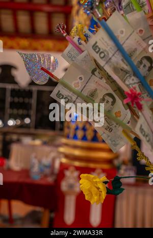 Einheimische Menschen und buddhistische Mönche feiern das Magha Puja Vollmondfestival im Wat Suan Dok Lanna Tempel in Chiang Mai, Thailand Stockfoto