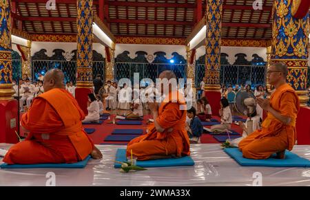 Einheimische Menschen und buddhistische Mönche feiern das Magha Puja Vollmondfestival im Wat Suan Dok Lanna Tempel in Chiang Mai, Thailand Stockfoto