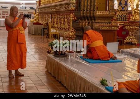 Einheimische Menschen und buddhistische Mönche feiern das Magha Puja Vollmondfestival im Wat Suan Dok Lanna Tempel in Chiang Mai, Thailand Stockfoto