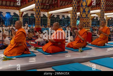 Einheimische Menschen und buddhistische Mönche feiern das Magha Puja Vollmondfestival im Wat Suan Dok Lanna Tempel in Chiang Mai, Thailand Stockfoto